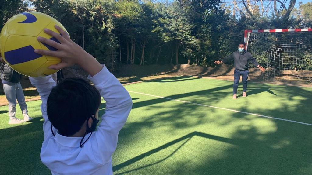 Niños del Cole de Celia y Pepe jugando al fútbol.