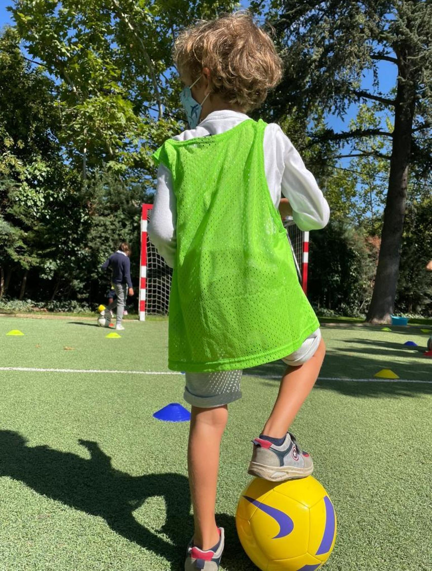 Niño del Cole de Celia y Pepe jugando al fútbol.