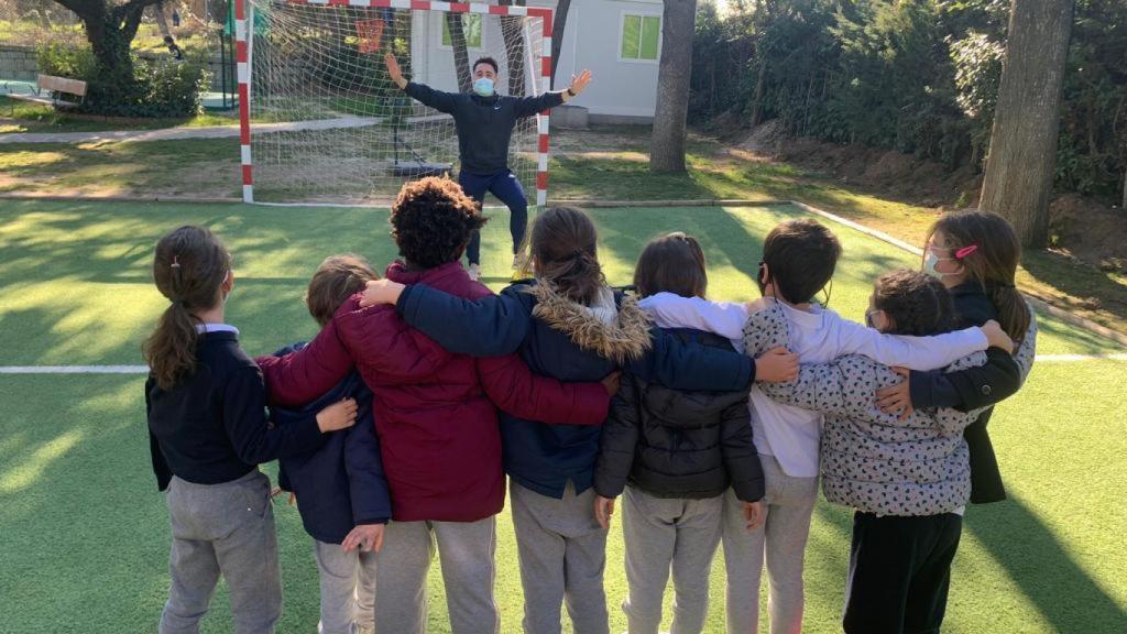 Niños del Colegio de Celia y Pepe en clase de Educación Física