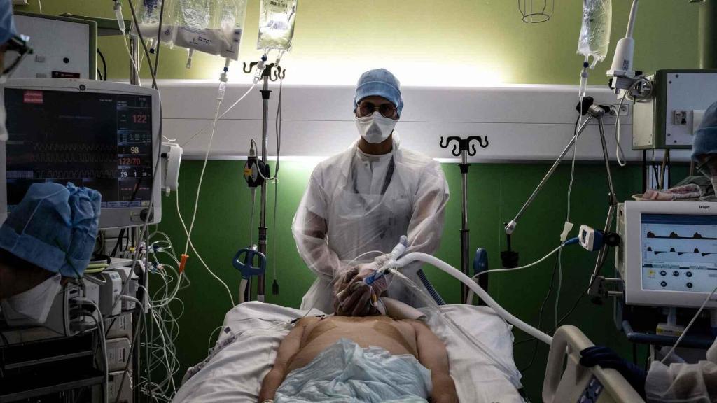 Un médico atiende a un paciente de Covid-19 en una UCI.