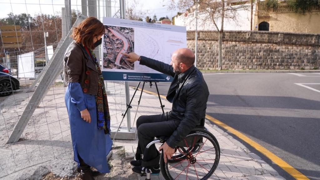 Gemma del Corral y Raúl López, en el inicio de las obras de mejora del acceso al Castillo de Gibralfaro.