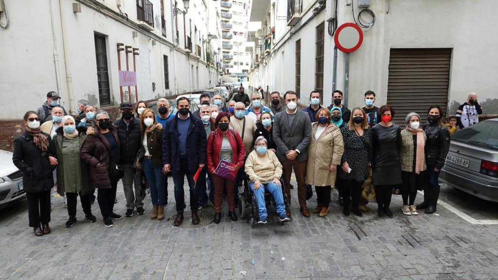 Vecinos de El Perchel y representantes del PSOE y de Unidas Podemos.