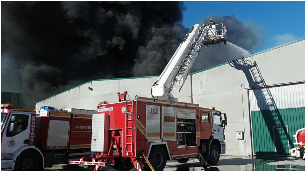 La nave de Ingaroil afectada por las llamas.
