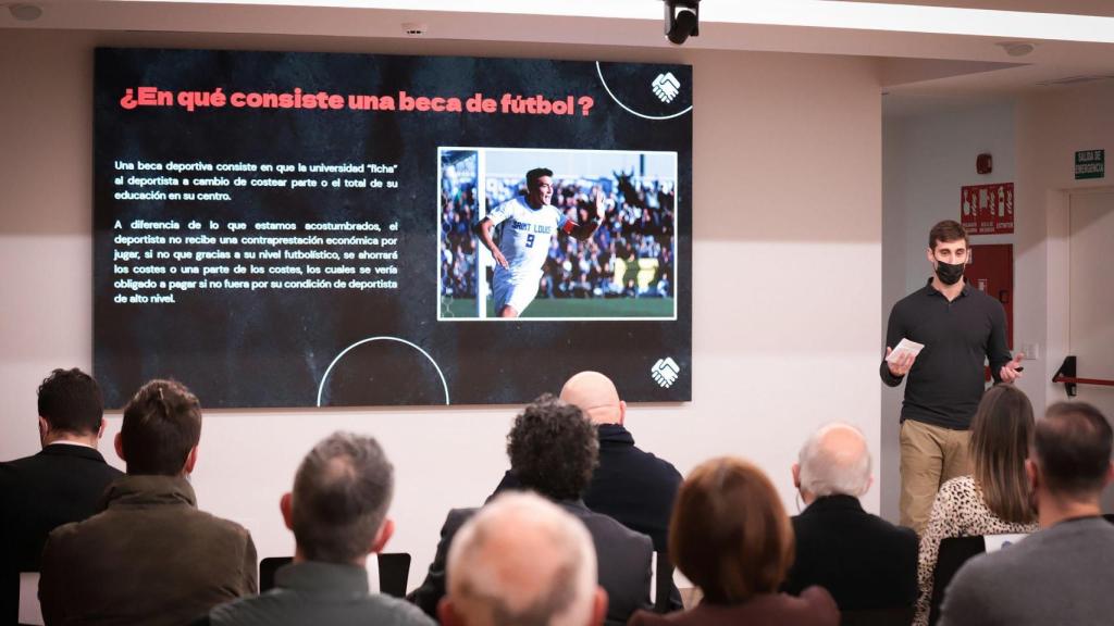 Adrián López Piscu durante la presentación.