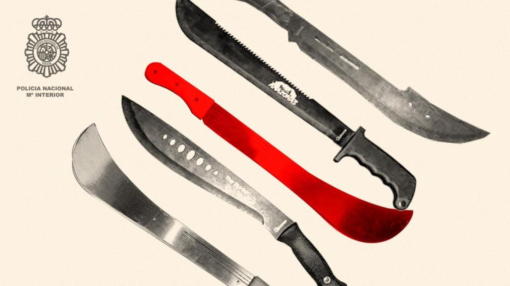 Varios tipos de machetes incautados por la Policía.