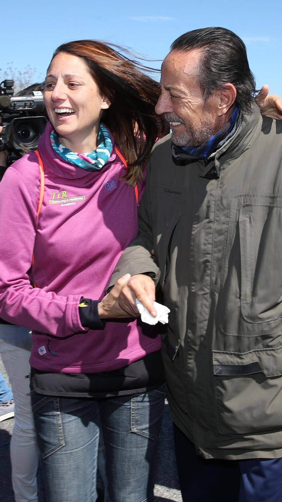 Elia Isabel Muñoz Zaldívar junto a su padre durante un permiso penitenciario en abril de 2016.