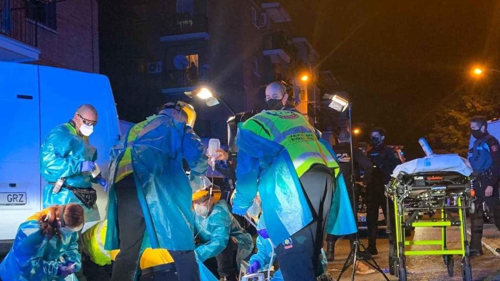 Los servicios de emergencia atienden a Jaime Guerrero, este sábado, en Madrid.