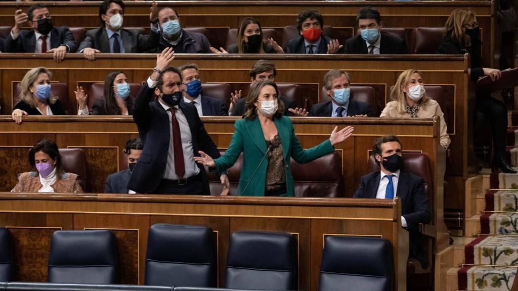 La bancada popular protesta tras la votación por la reforma laboral.