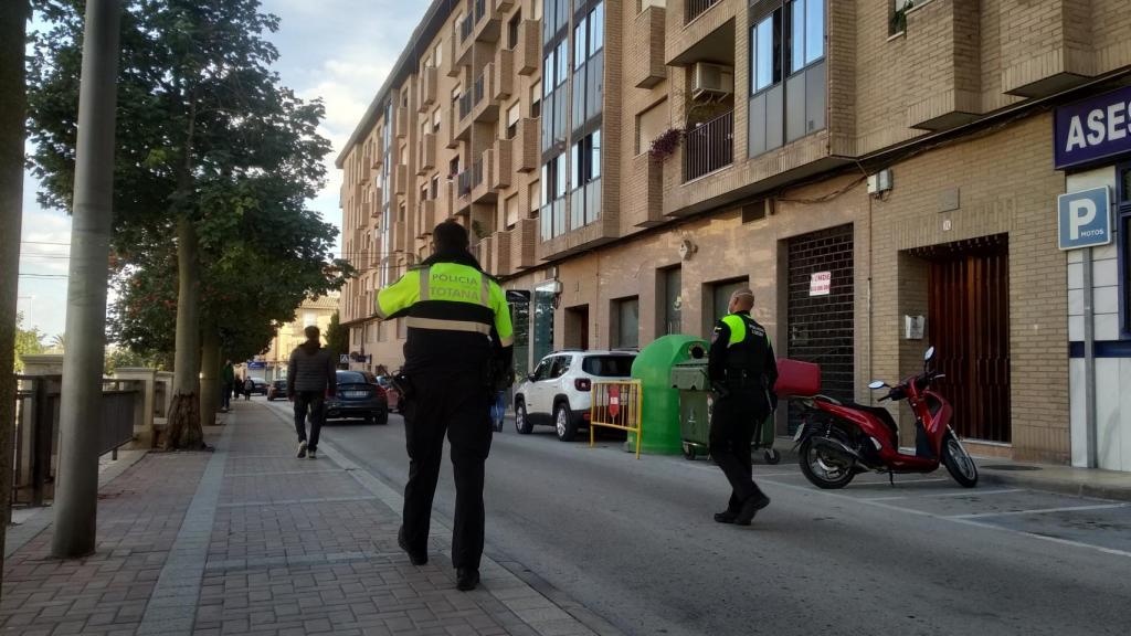 Dos policías locales de Totana, este miércoles, frente al bloque de pisos de la avenida de la Rambla de la Santa donde se veía la pareja.