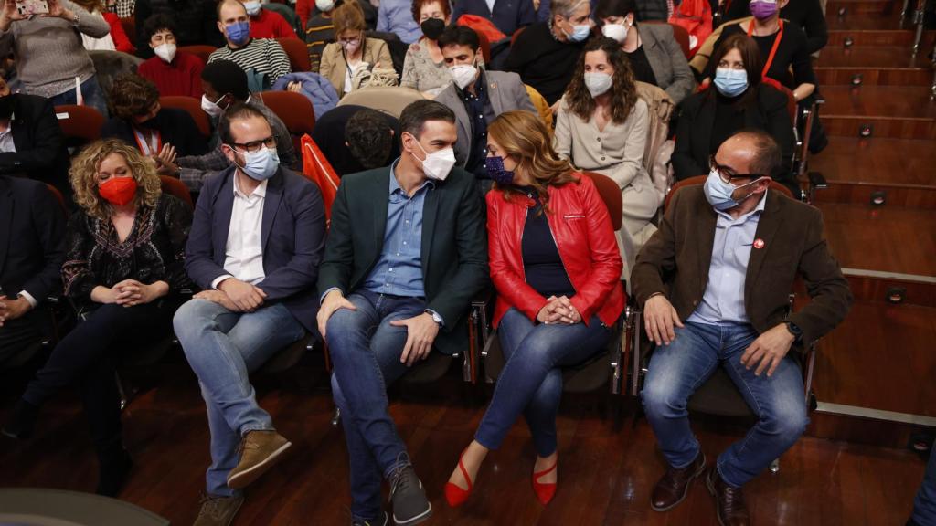 El presidente del Gobierno charla con la vicesecretaria del PSOECyL, Virginia Barcones