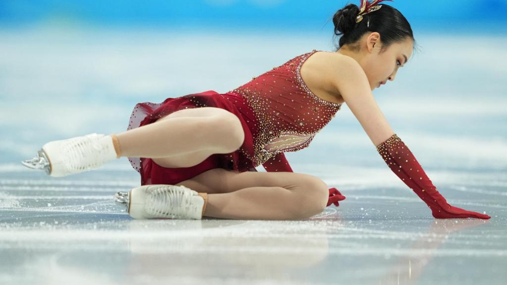 Zhu Yi durante su caída en los Juegos Olímpicos de Invierno 2022