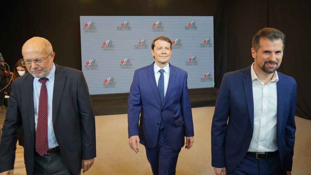Los candidatos de PSOE, PP y Ciudadanos, Luis Tudanca, Alfonso Fernández Mañueco y Francisco Igea antes de dar comienzo el debate
