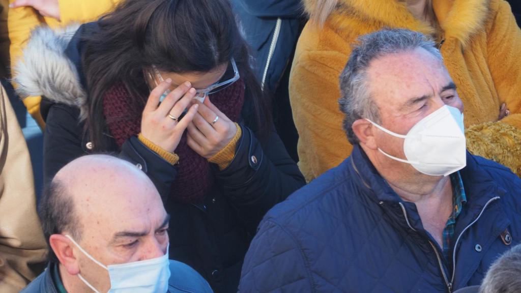 Vecinos de Esther López guardan emocionados un minuto de silencio tras conocerse el hallazgo del cuerpo sin vida de la joven