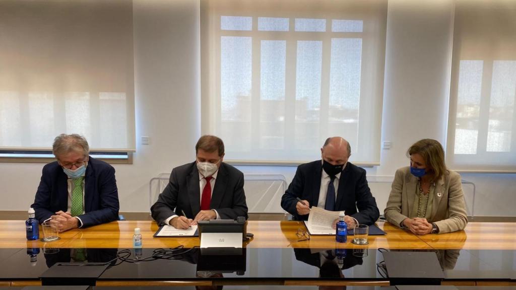 Foto de la firma del convenio de Correos y el grupo TRAGSA