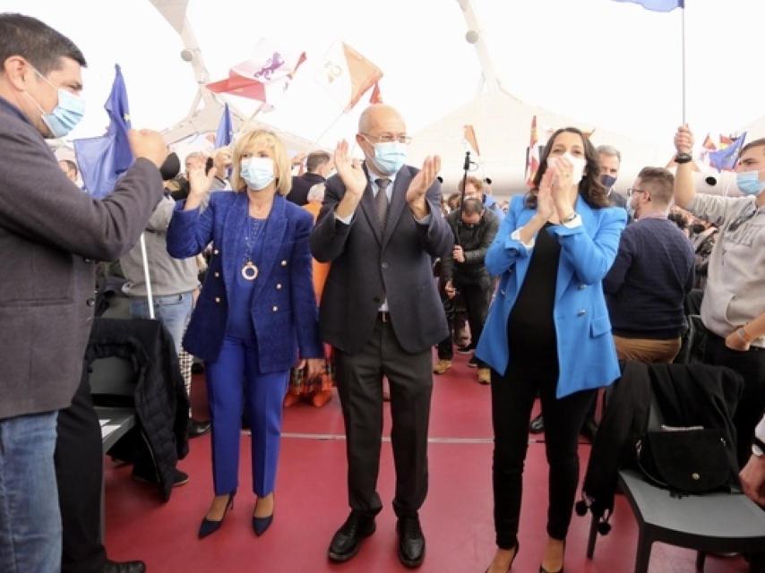 La exconsejera de Sanidad Verónica Casado, el candidato de Ciudadanos, Francisco Igea, y la líder del partido, Inés Arrimadas, en un acto de campaña en Valladolid.