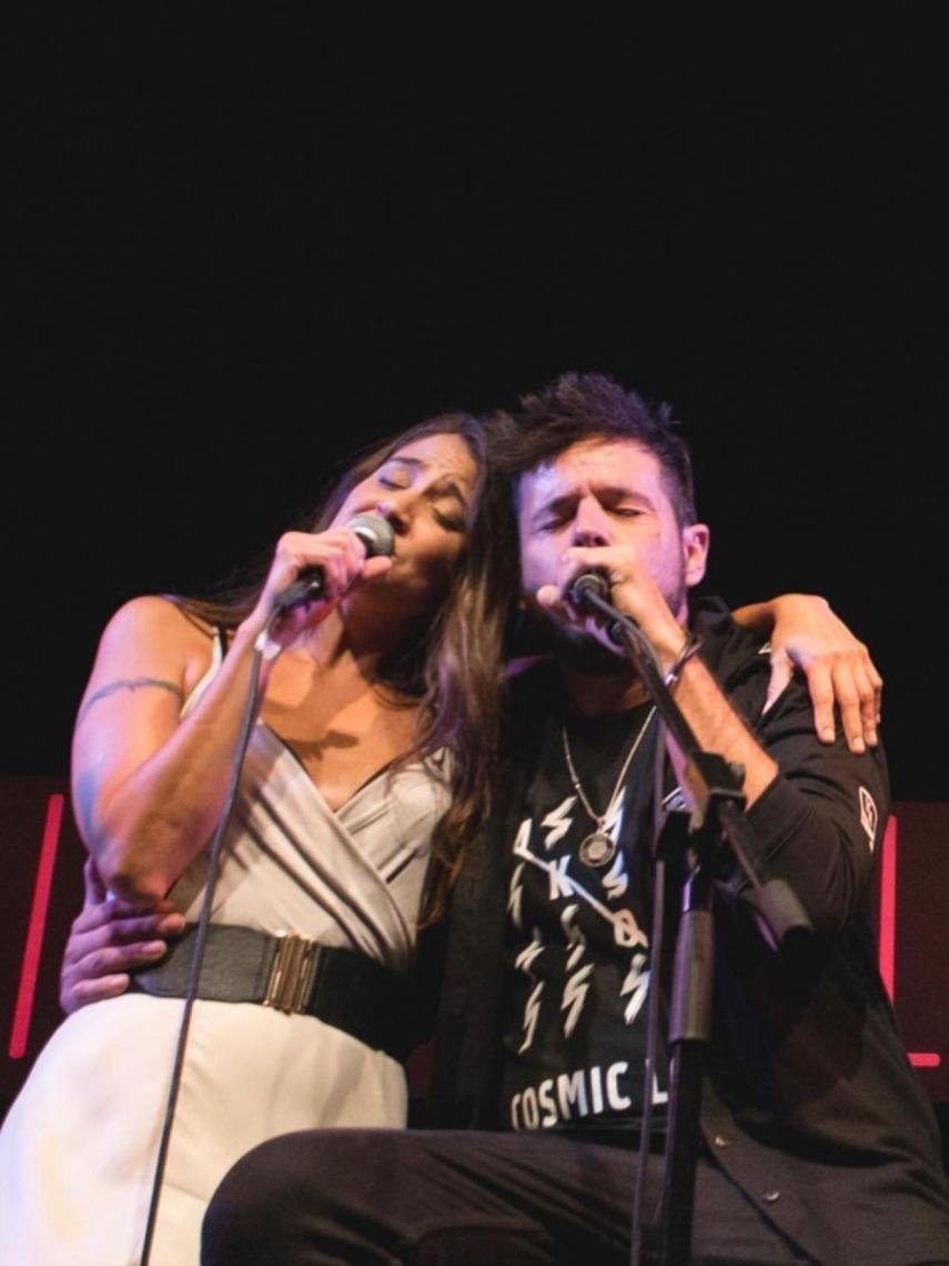 Georgina Rodríguez junto a Pablo López en una actuación.