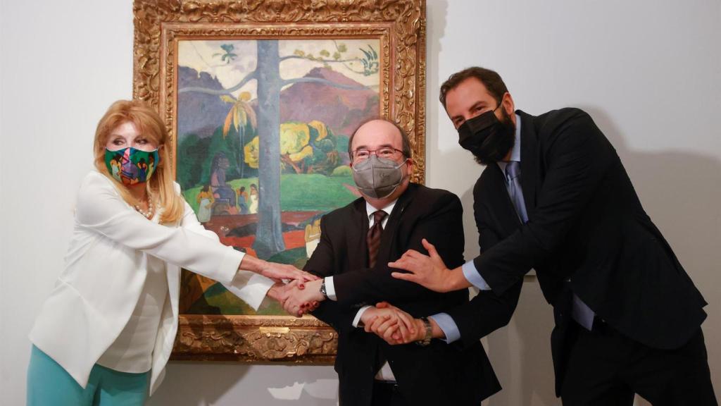 Carmen Thyssen, Miquel Iceta y Borja Thyssen posan junto a la obra 'Mata Mua'. Foto: EFE/ Juan Carlos Hidalgo