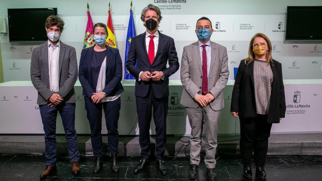 El consejero de Agricultura, Francisco Martínez Arroyo, en rueda de prensa con motivo de un proyecto conjunto con la universidad de Wageningen de Países Bajos, junto al embajador de Países Bajos en España, Jan Verstee.