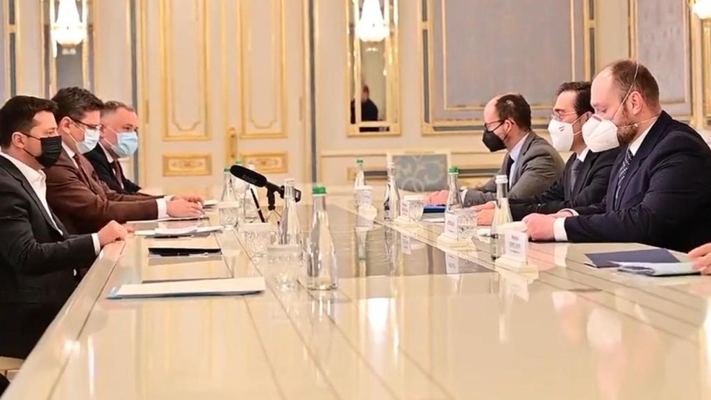 El presidente de Ucrania, Volodymyr Zelensky (izqda.), recibe a José Manuel Albares (dcha.), en el Palacio Mariyinski de Kiev.