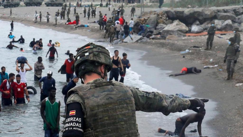 Ceuta, durante el asalto orquestado el pasado verano desde Rabat.