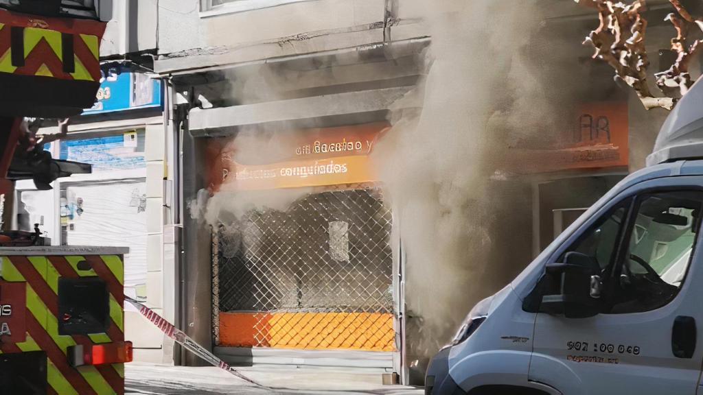 Incendio este mediodía en una tienda de Os Mallos
