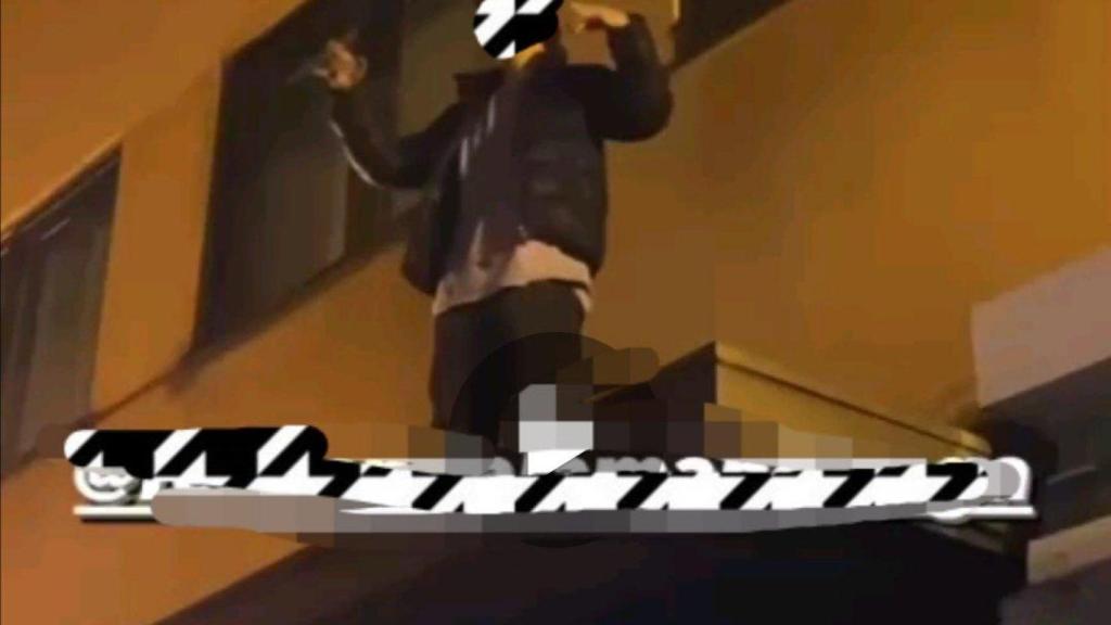 El joven subido al dintel de un portal.