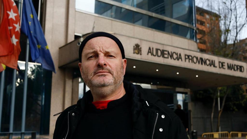 El escultor coruñés Enrique Tenreiro, en la Audiencia Provincial de Madrid.