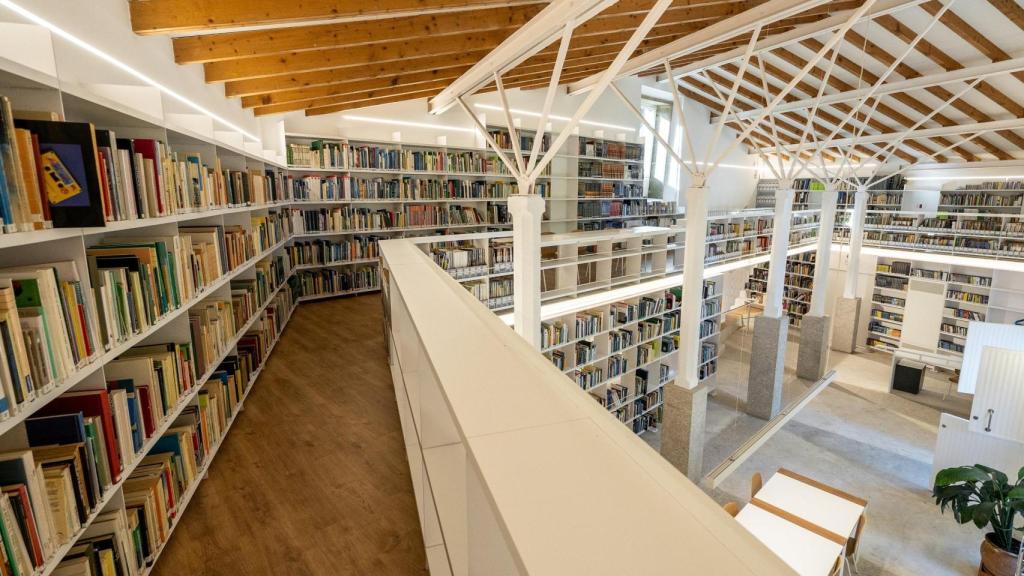 La nueva biblioteca de Oleiros, situada en el Pazo de Lóngora.