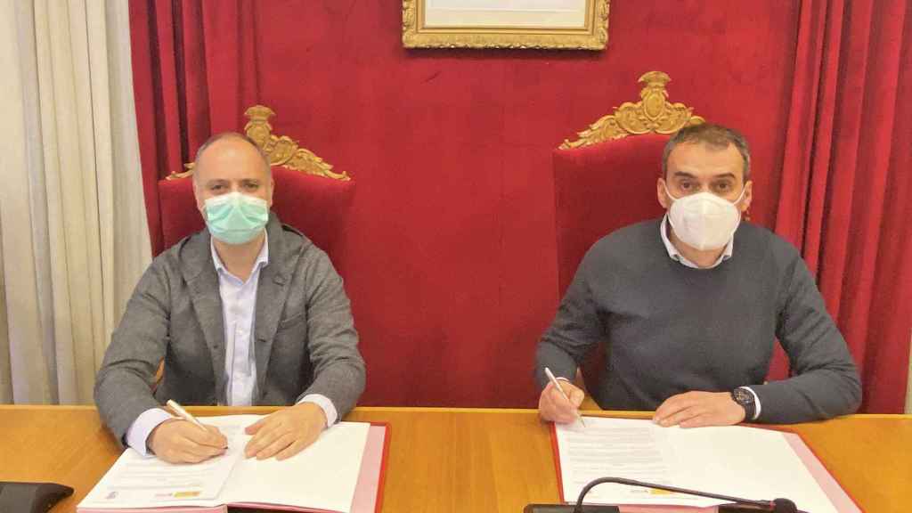El delegado de Zona Franca, David Regades, y el alcalde de Tui, Enrique Cabaleiro.