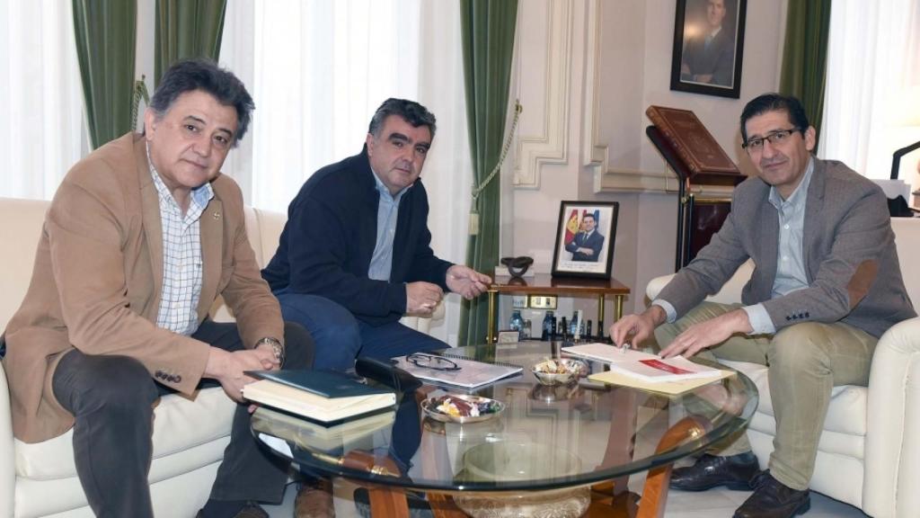 Leopoldo Sierra (i), reunido con José Manuel Caballero (d).