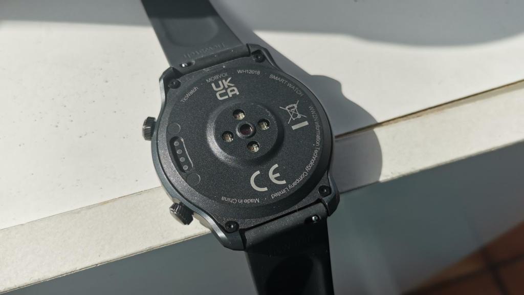 El puerto de carga son los pines de la izquierda