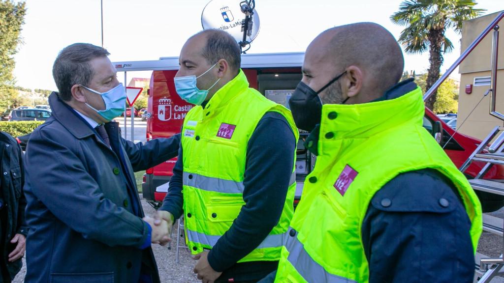 Emiliano García-Page saluda a miembros del Servicio del 112 de Castilla-La Mancha.