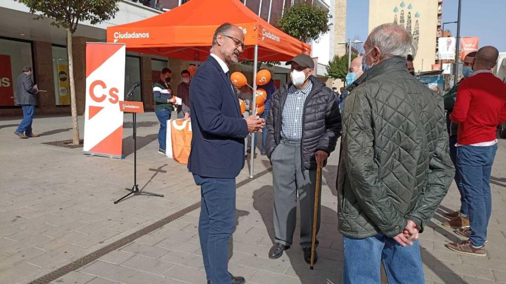 Luis Fuentes, en plena campaña por las calles de Salamanca