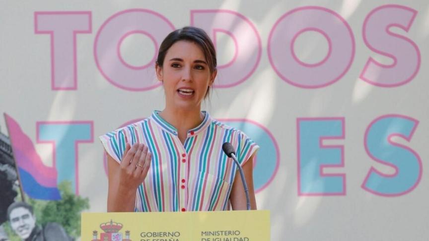 Irene Montero levantando su Ley Trans.