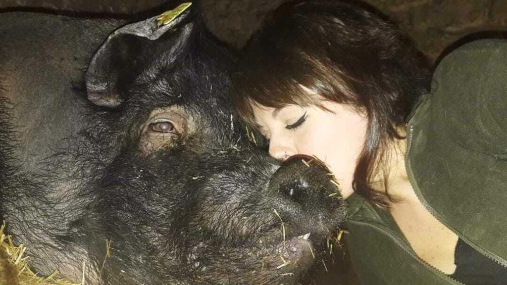 Pepa junto a la cerda que cuidaba en Navarra