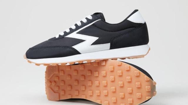 Lefties ha lanzado unas zapatillas deportivas cómodas y asequibles.