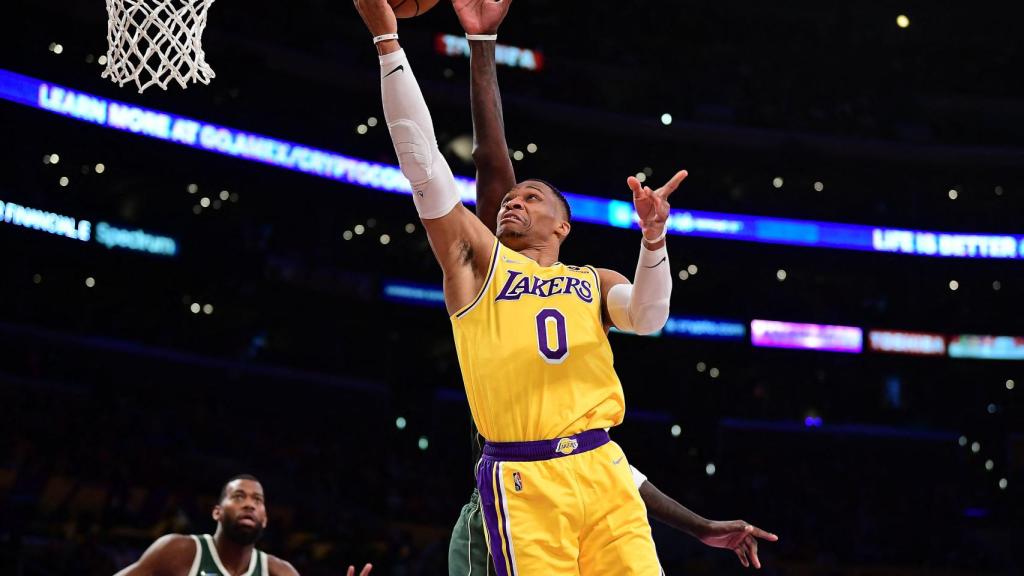 Russell Westbrook hace una entrada a canasta ante los Milwaukee Bucks