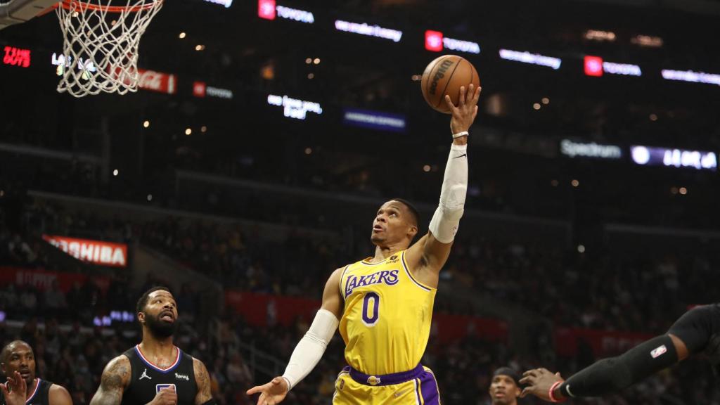 Russell Westbrook captura un rebote ante Los Ángeles Clippers