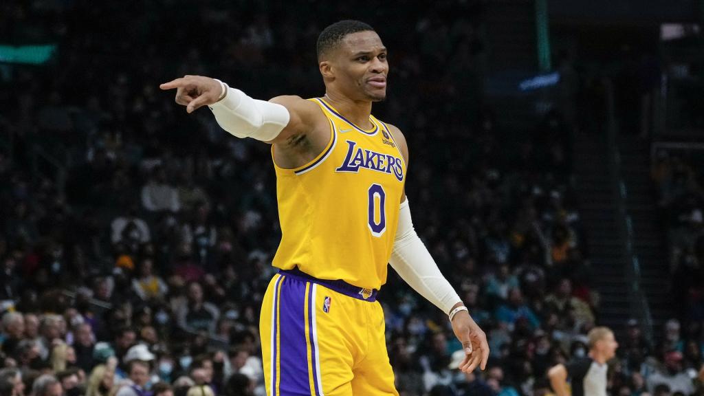 Russell Westbrook durante un partido contra los Lakers