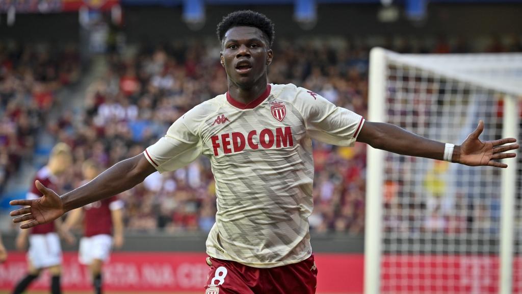 Aurelien Tchouameni celebra un gol con el AS Monaco