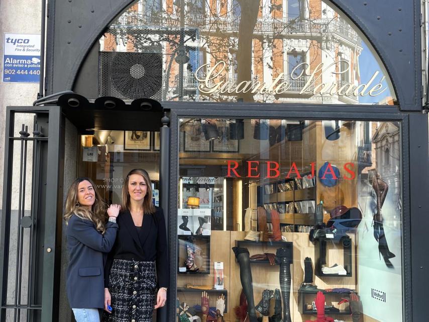 Leonor y Cristina Varadé en la puerta de su establecimiento.