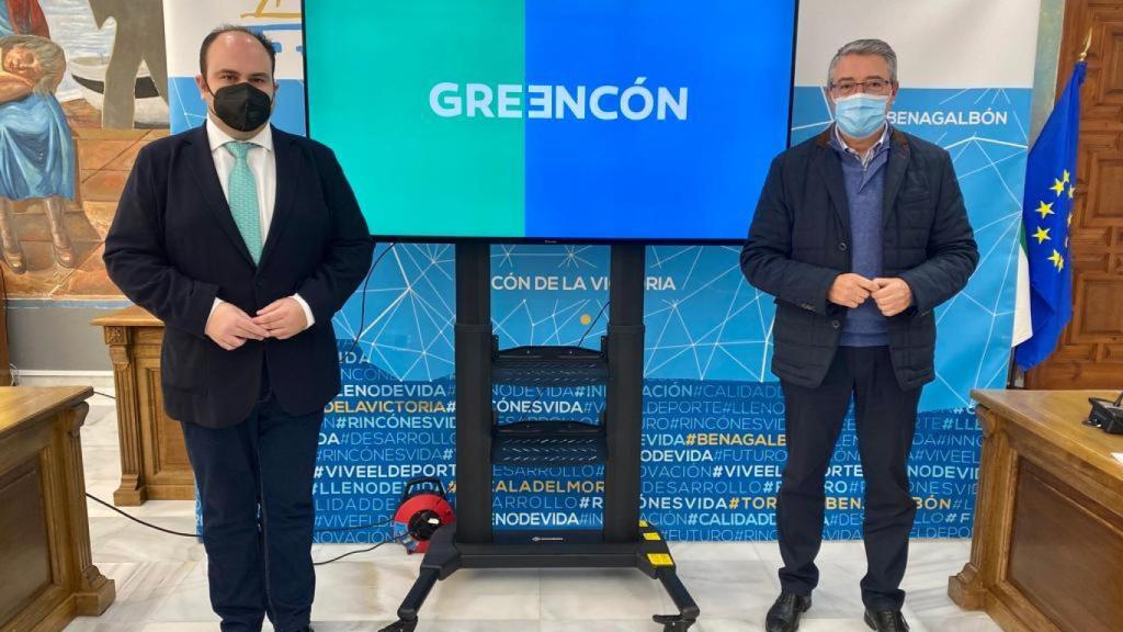 El alcalde de Rincón de la Victoria, Francisco Salado, y el concejal Borja Ortiz.