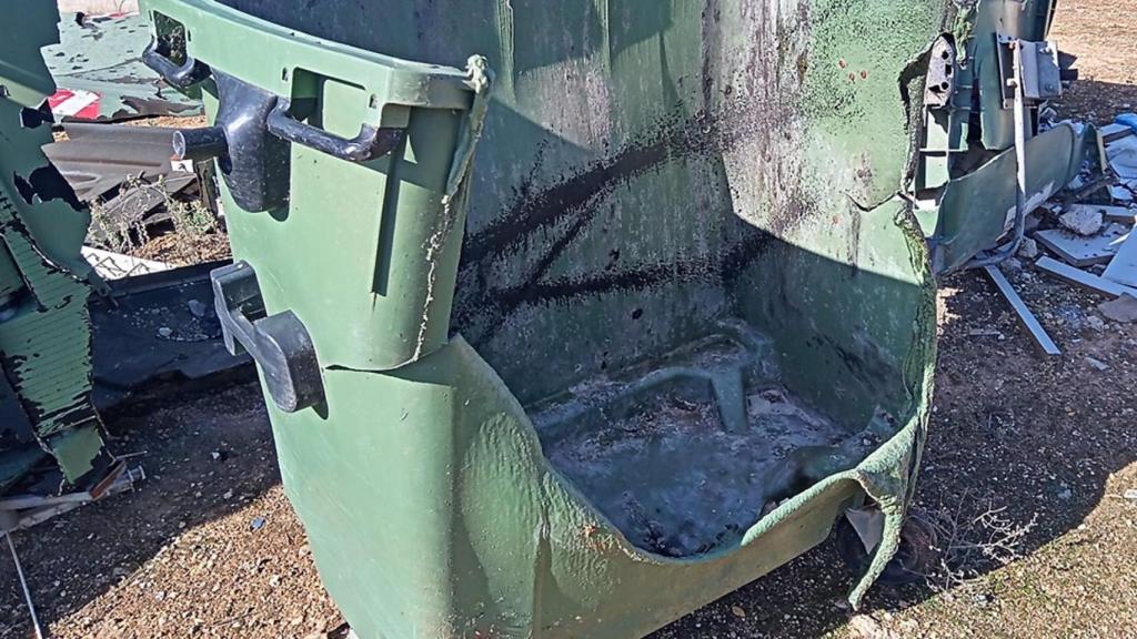 Un contenedor quemado en Antequera.