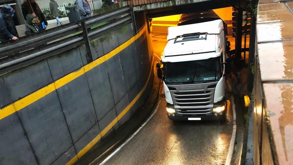 El camión atascado en el túnel de Juana de Vega, en A Coruña.