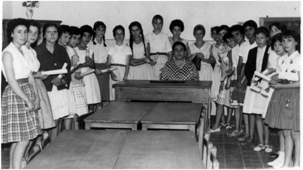Ángela Ruiz Robles junto a un grupo de alumnas en Ferrol.
