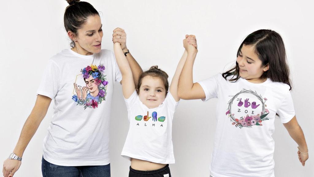 Varias personas con las camisetas de Don Signo.