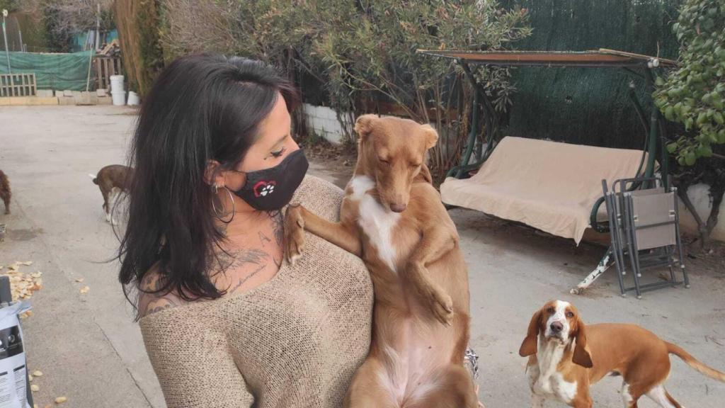 La granadina Pepa Tenorio en su casa sujetando a uno de sus perros.