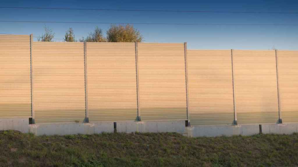 Pantallas acústicas en una autopista.