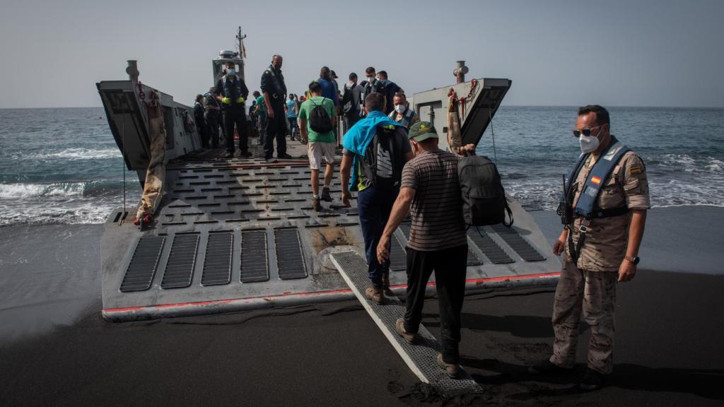 Agricultores suben al barco anfibio de la Armada que los traslada a sus fincas.