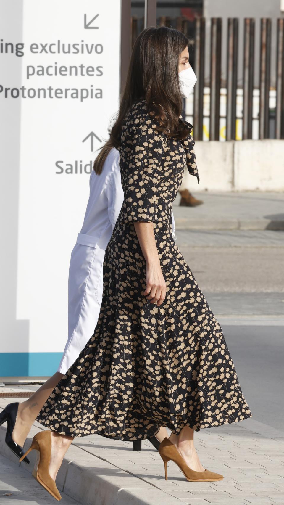 La reina Letizia ha lucido vestido de Massimo Dutti.